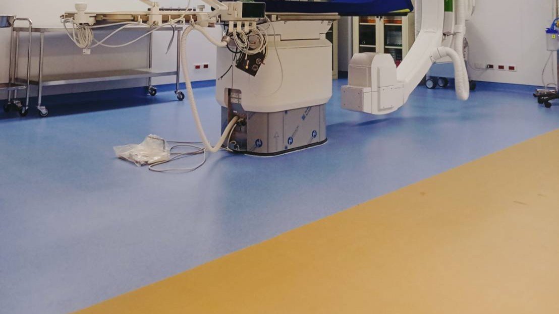 พื้นห้องผ่าตัดชนิดนำไฟฟ้า (Conductive Floor)